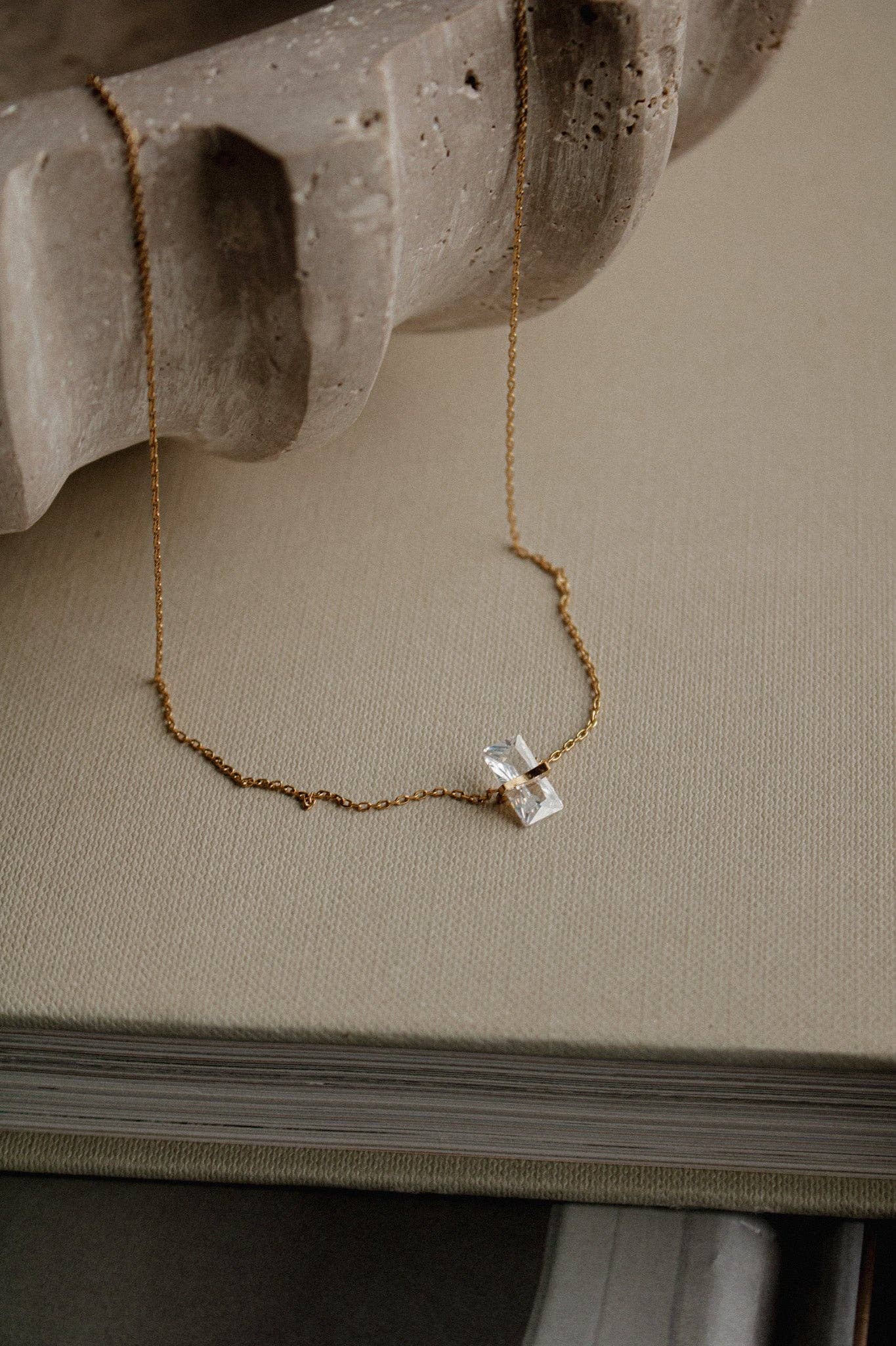 Leona necklace: Clear