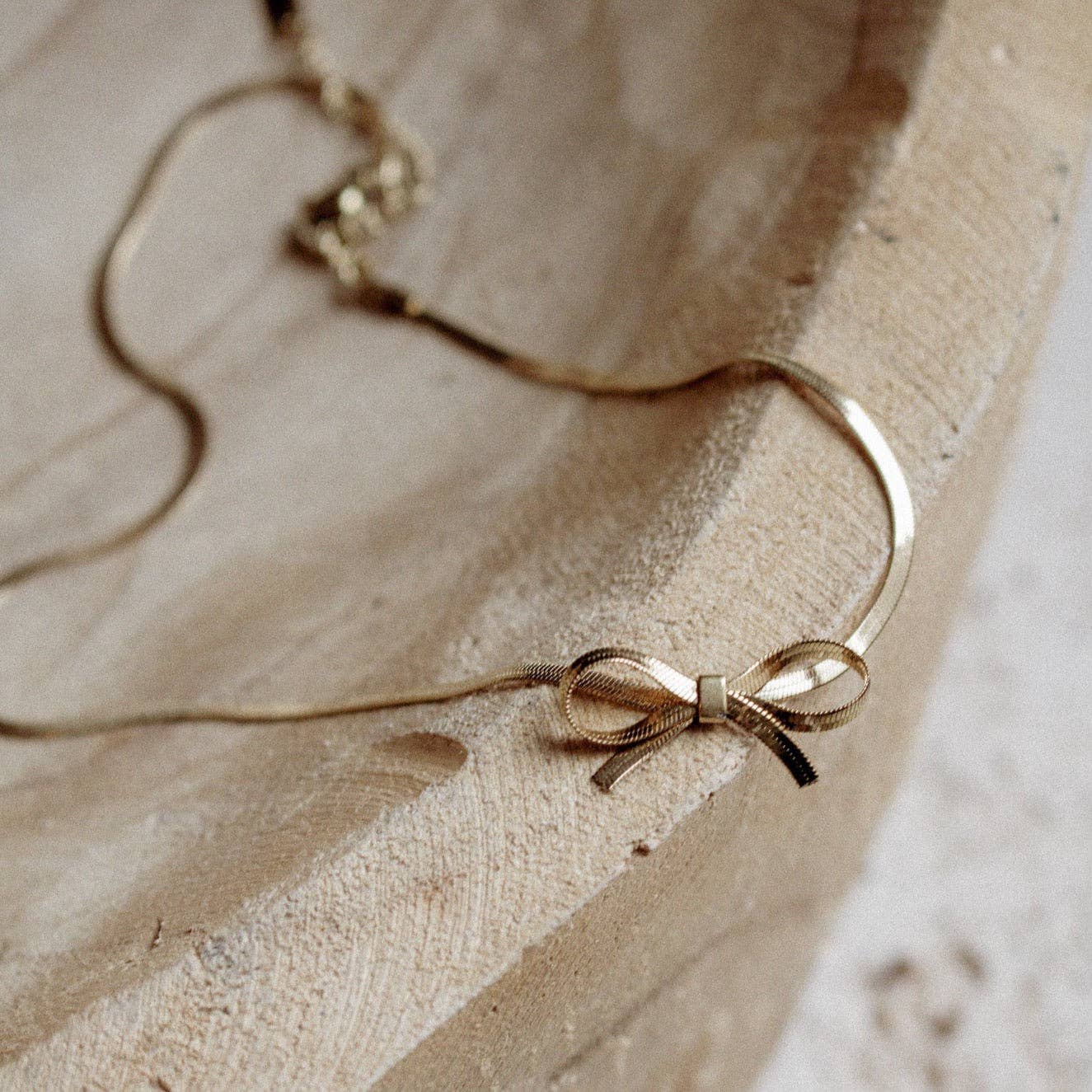 Bow necklace
