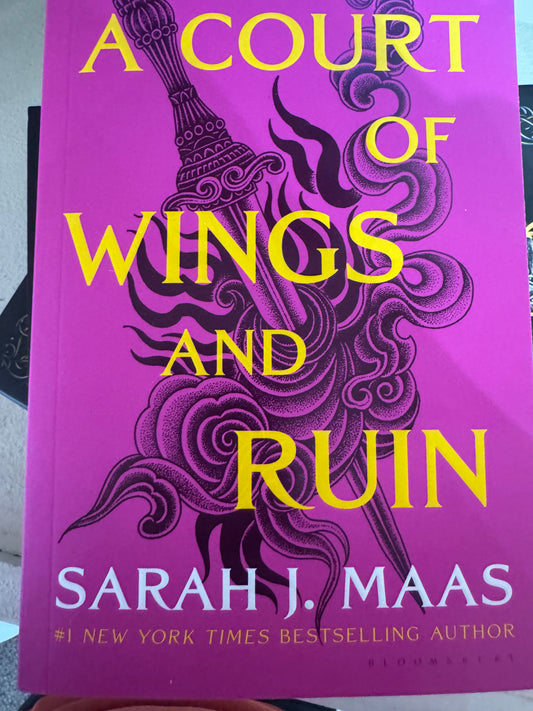 A Court of Wings and Ruin: Paperback