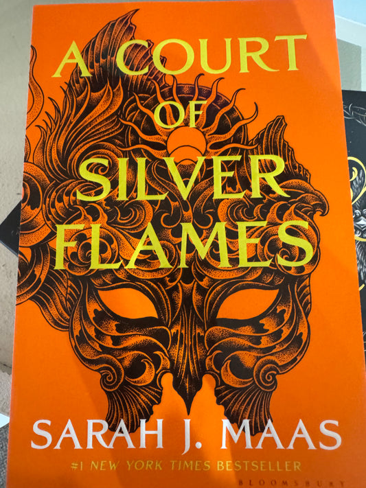 A Court of Silver Flames: Paperback